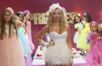Hadise beyazlara büründü