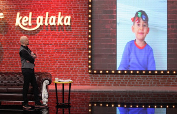 Kel Alaka Atalay Demirci'nin Oğlu Buzdolabının Üstünde