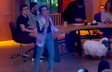 Dicle Olcay 3 Adam sahnesinde