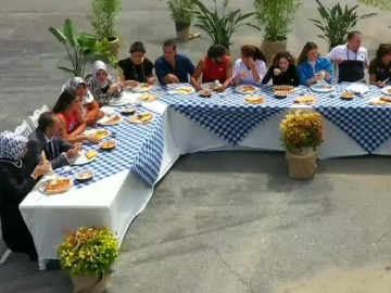 Yarışmacılar ve aileleri birlikte yemek yedi