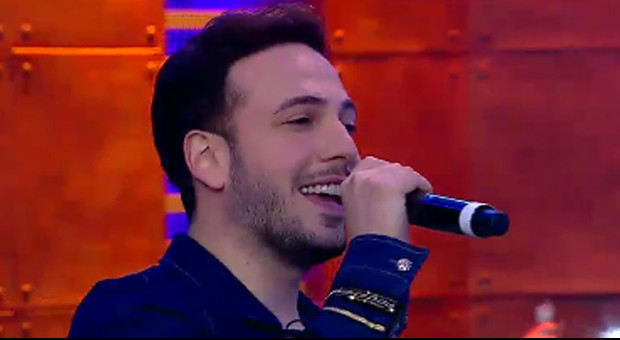 Oguzhan Koc Yeni Sarkisi Kusme Aska Ile Sahnede 3 Adam