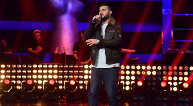 gecen yilin finalisti resul bir kez daha o ses sahnesinde