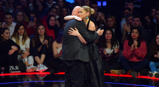 hadise gozyaslarini tutamadi