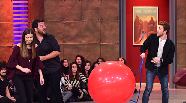 3 adam da balon sisirme oyunu