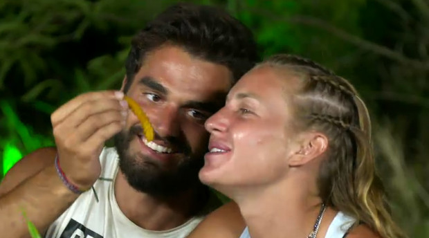 Kazanan Takim Odule Kavustu Atakan Dalakaya Elleriyle Yemek Yedirdi Survivor